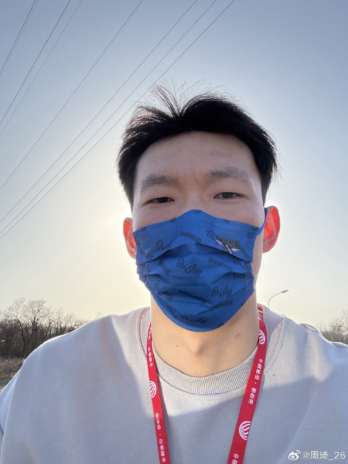 悠閑！周琦騎京牌電動車出行：太陽出來了 開京牌兜兜風！
