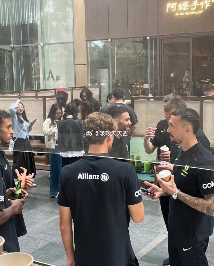 松弛感拉滿！澳大利亞隊員在杭州街頭喝奶茶