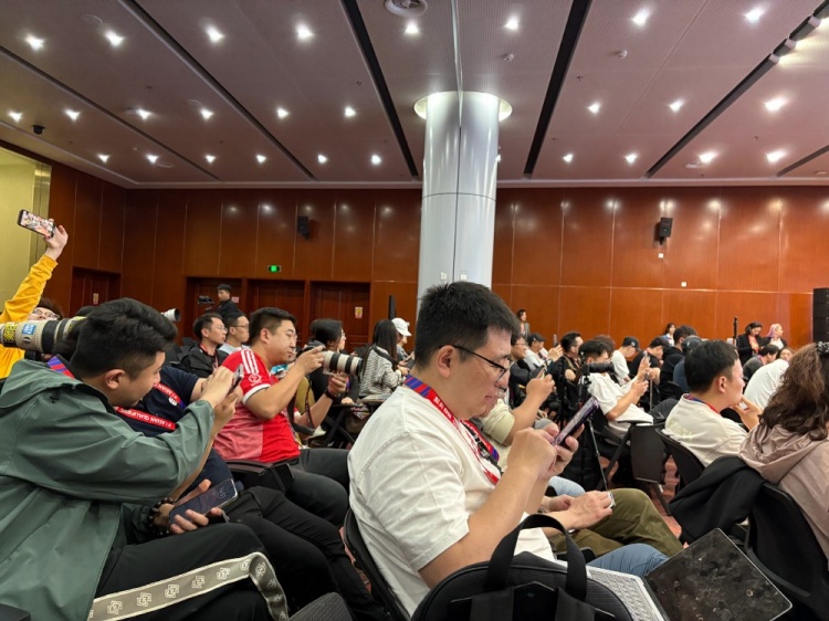 萬眾矚目！記者擠滿國足賽前新聞發(fā)布廳，賽場記者預計超300人