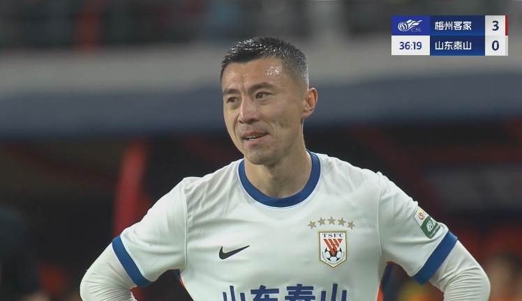 34分鐘0-3落后！36歲鄭錚苦笑36歲大雷沮喪 替補(bǔ)席黃政宇神態(tài)輕松