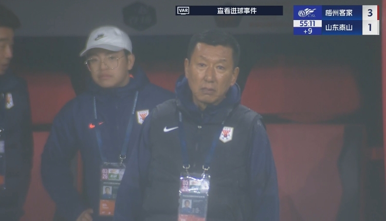 半場1-3落后遞補(bǔ)隊(duì)！場邊的崔康熙表情焦急