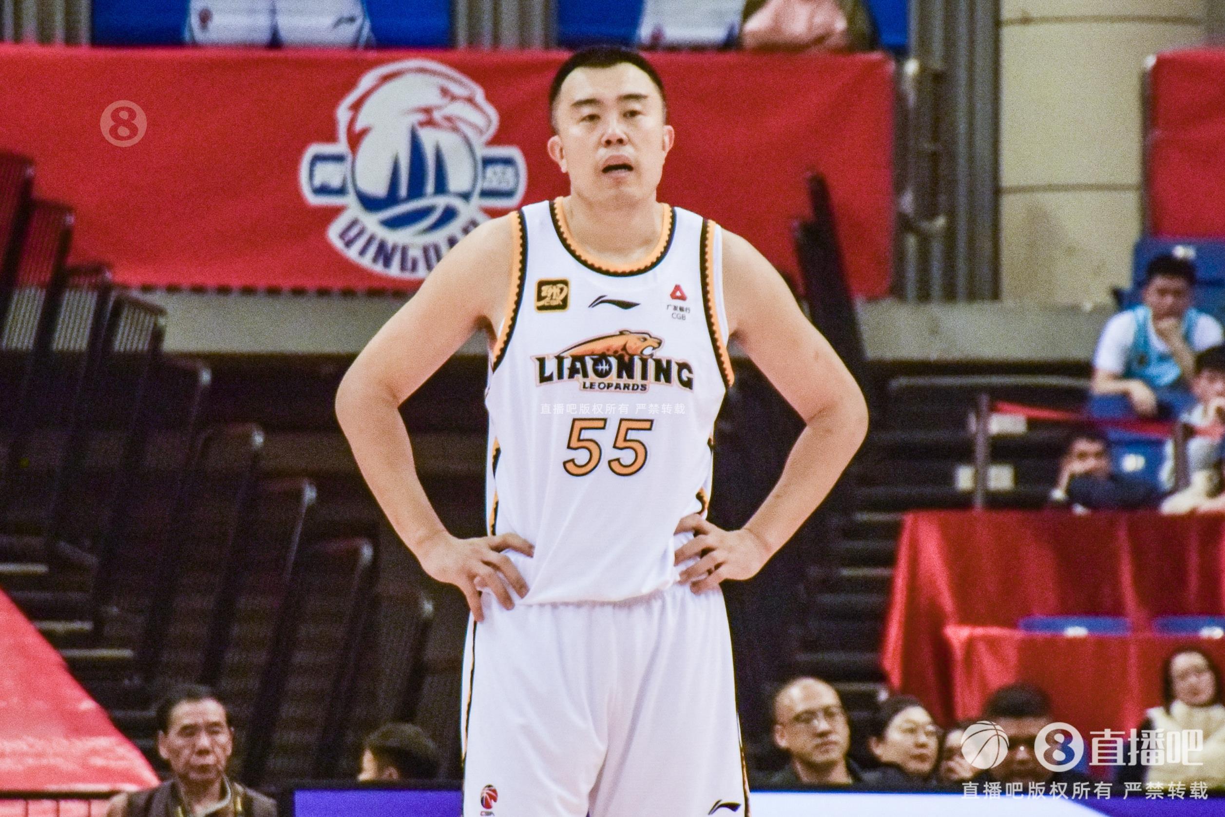 老將不容易！韓德君帶傷出戰(zhàn)半場6分鐘5犯 僅2板2助